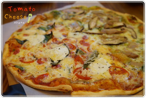 【食記】Tomato & Chesse 蕃茄麵皮烘烤的窯烤雙拼pizza