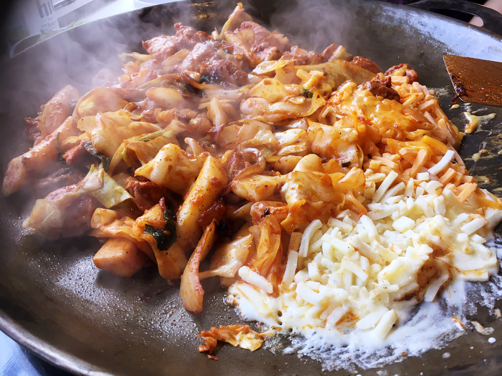 【韓國首爾】홍대닭갈비 弘大辣炒雞排 加起司好吃、服務親切中文通